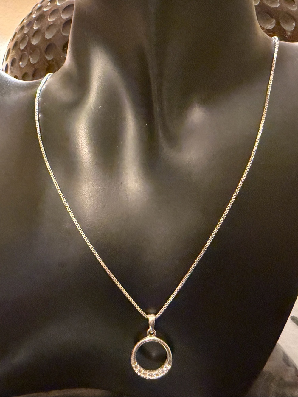 Gold Circle Pendant Necklace - Elegant Women's Jewelry